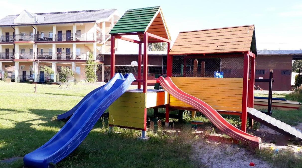 Ow Wilk - Pokoje I Domki Z Aneksami Kuchennymi, Parking, Plac Zabaw Łeba Esterno foto